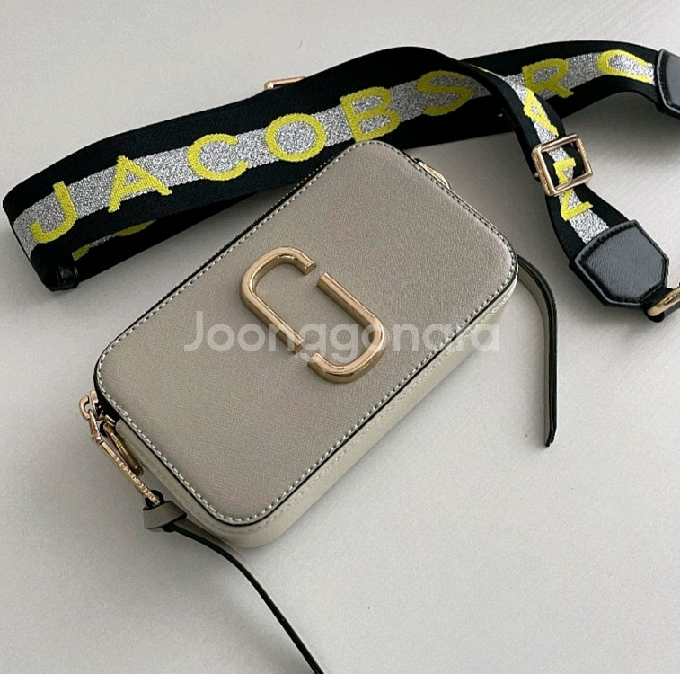 마크제이콥스 카메라백 판매합니다--0