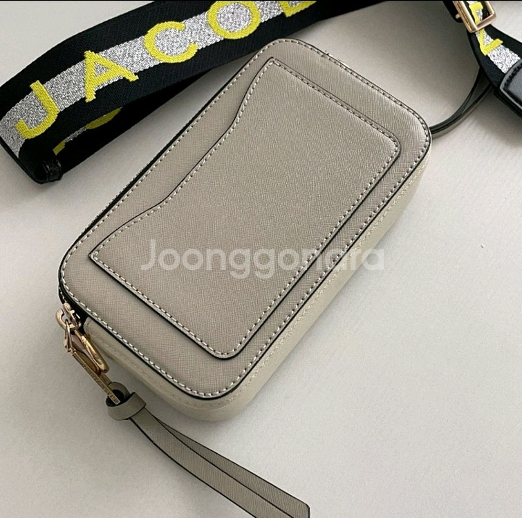 마크제이콥스 카메라백 판매합니다--1