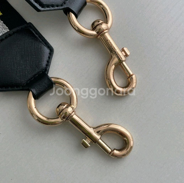 마크제이콥스 카메라백 판매합니다--5