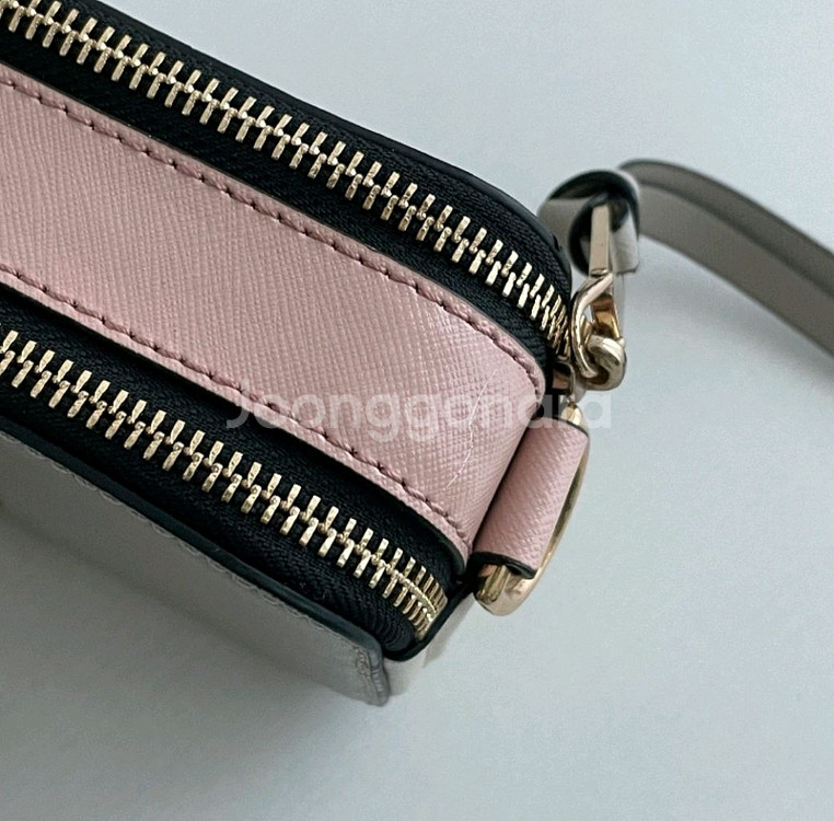 마크제이콥스 카메라백 판매합니다--4