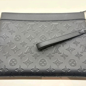 루이뷔통 클러치