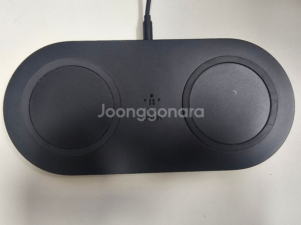 벨킨 WIZ002 듀얼 무선 충전 패드 팝니다.--0