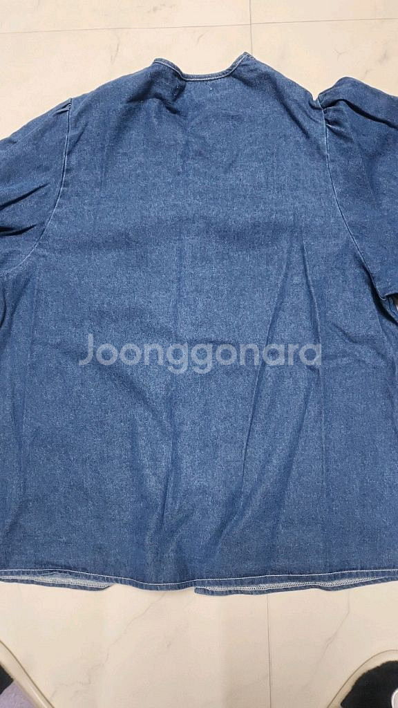 로즈베이 스모크밴딩데님블라우스--3