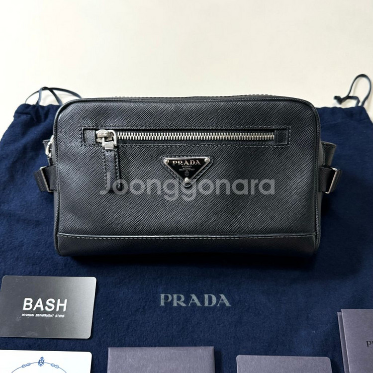 [백화점판/당일출고]프라다 삼각로고 사피아노 벨트백--1