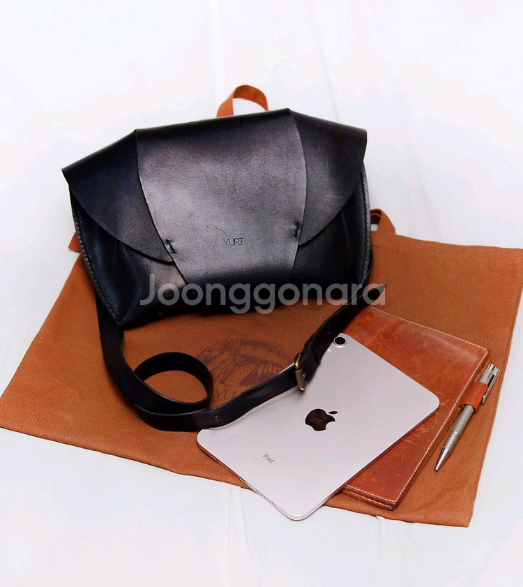 유르트 블랙 크로와상 브라이들 레더 숄더 클러치백--1