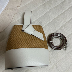 오스트카카 라탄백 버킷백 화이트