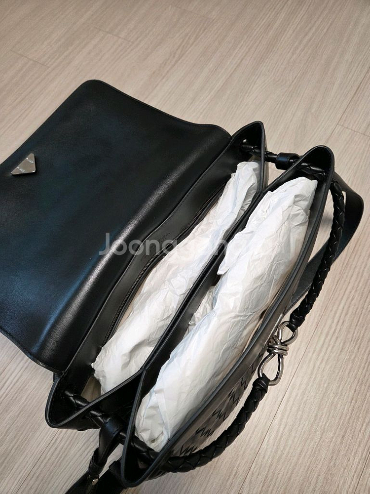 보테가베네타 안디아모 메신저 백 블랙 미듐 사이즈 팝니--4