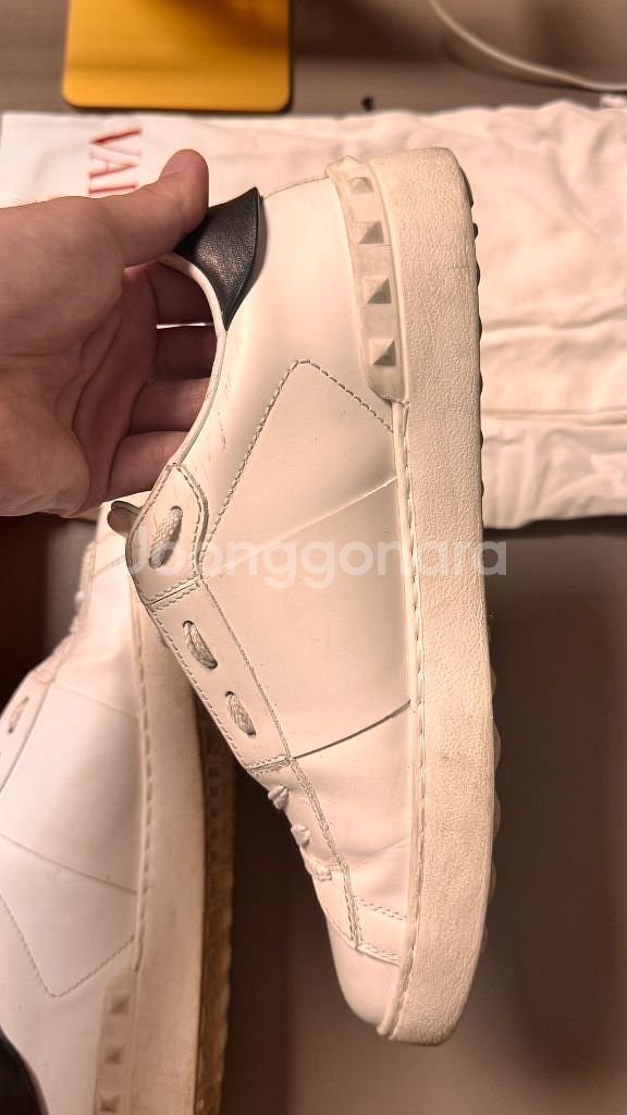 발렌티노 락스터드 오픈로고 스니커즈 풀박스--5