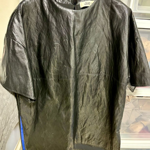 럭키슈에뜨 페이크레더 가죽 반팔 상의