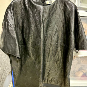 럭키슈에뜨 페이크레더 가죽 반팔 상의