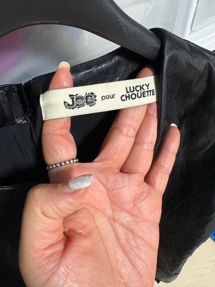 럭키슈에뜨 페이크레더 가죽 반팔 상의--1