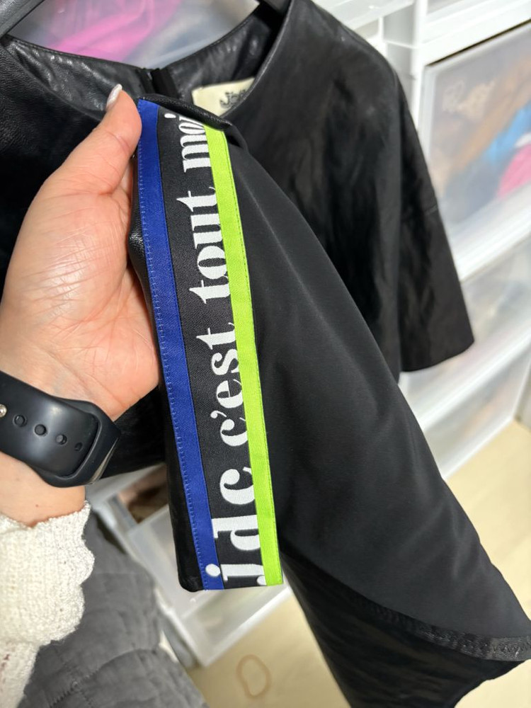 럭키슈에뜨 페이크레더 가죽 반팔 상의--2