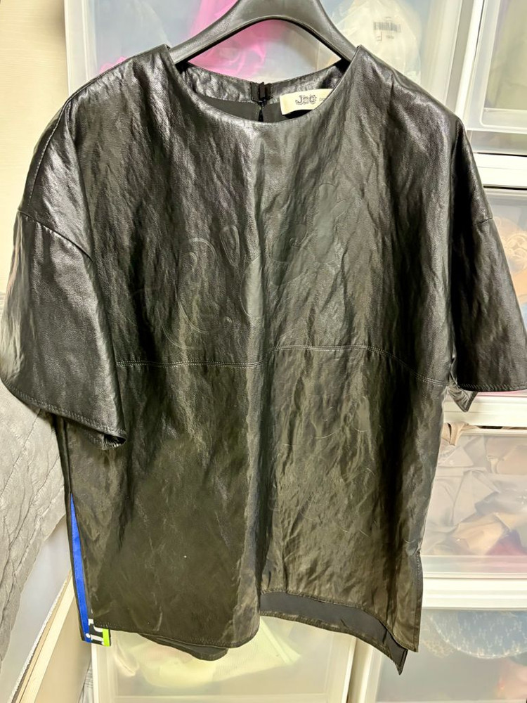 럭키슈에뜨 페이크레더 가죽 반팔 상의--4