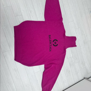 발렌시아가 월계수bb로고 터틀넥 L사이즈