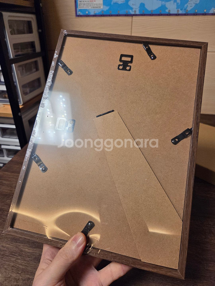 A4 고급 액자(브라운) 팝니다.--3
