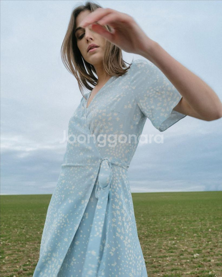 21 한섬 DKNY 소이현 실크100 랩롱원피스 플라워--2