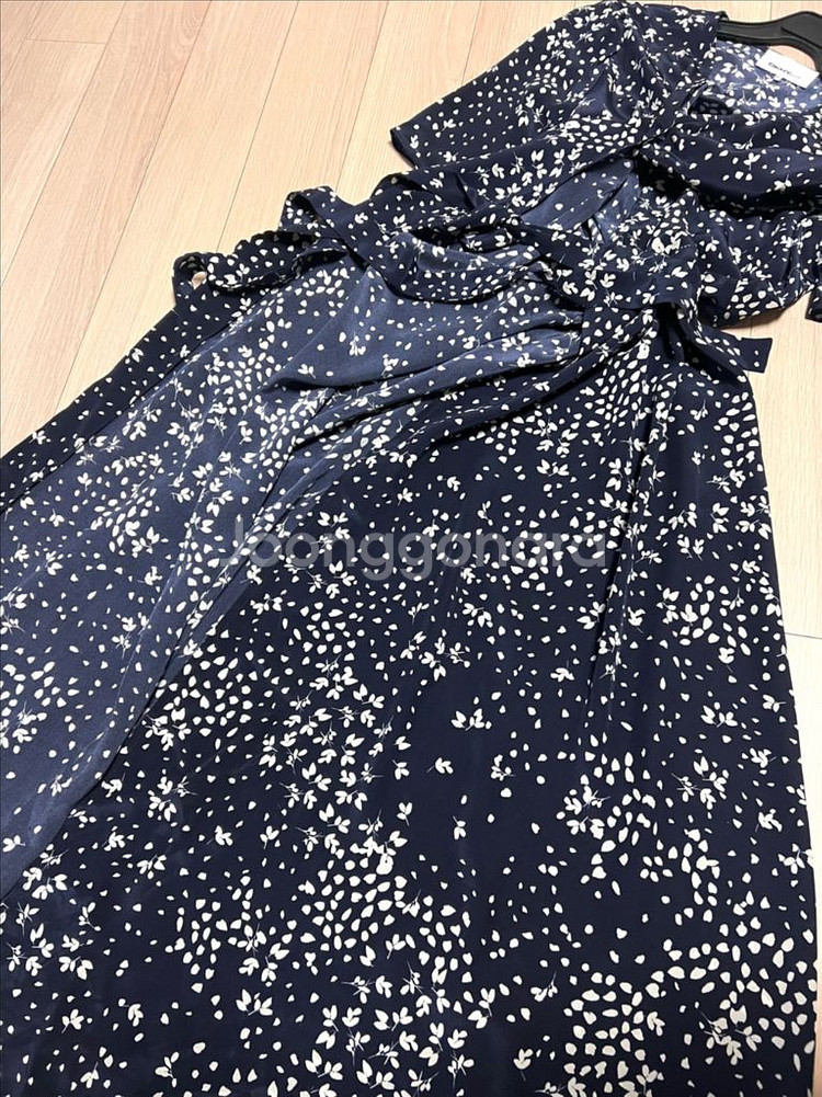 21 한섬 DKNY 소이현 실크100 랩롱원피스 플라워--8