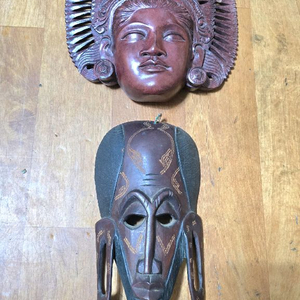 발리.케냐 여인 목조각