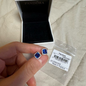 판도라 타임리스 사파이어 클래식 귀걸이