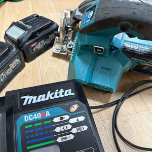 마끼다 무선원형톱 HS002G세트 판매합니다.