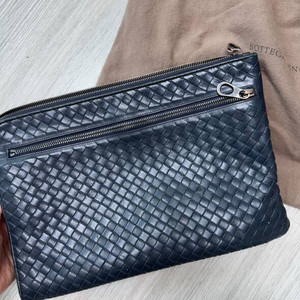 보테가베네타 인트레티아토 클러치 네이비/L (정품)