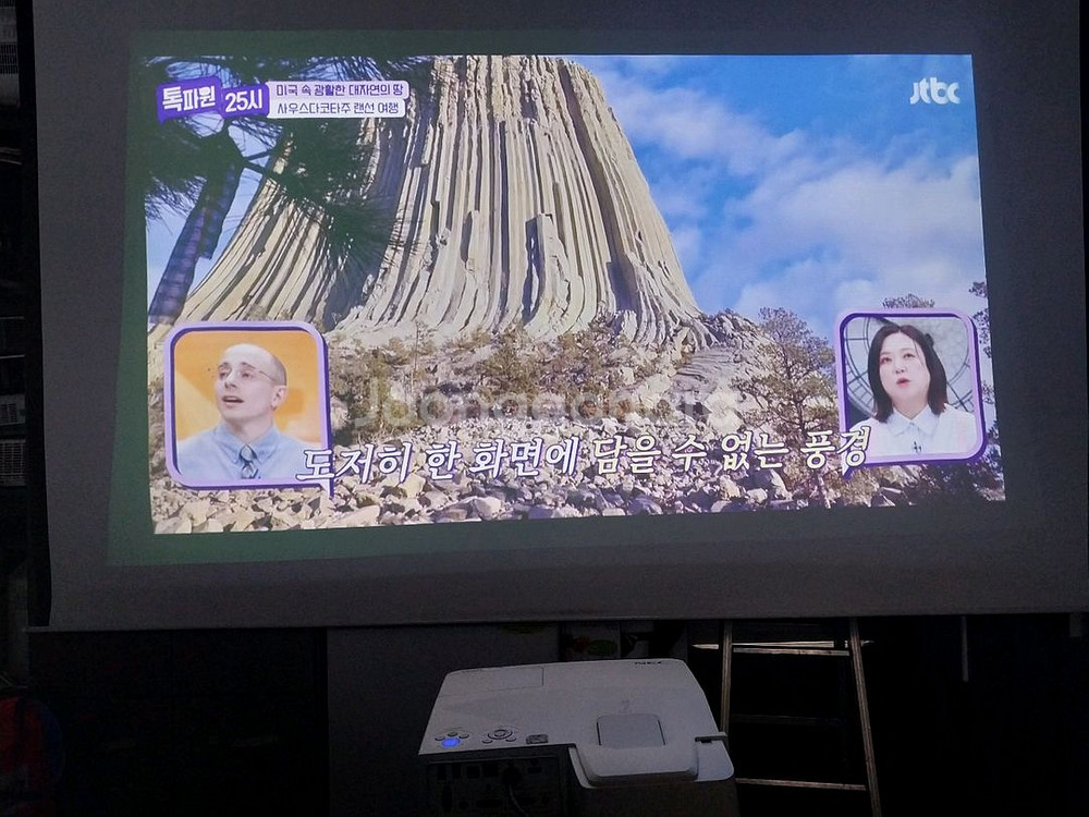 NEC NP-UM330 극단초점 빔프로젝터입니다.--3