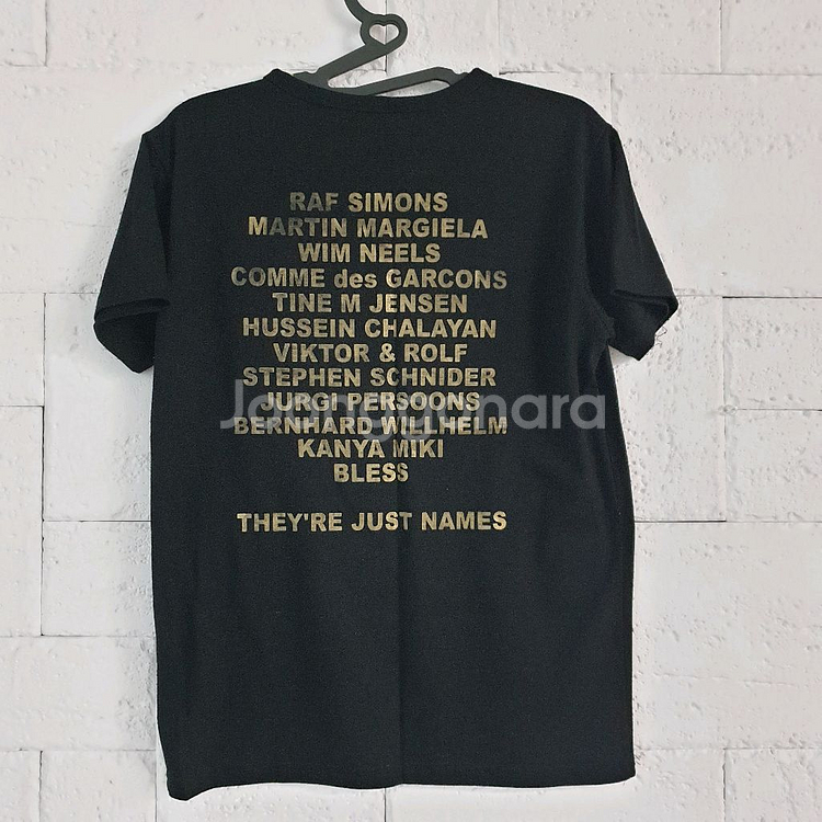 블랙 골드 레터링 반팔 티셔츠--1