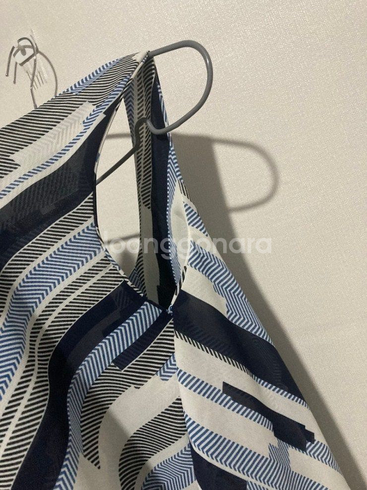 플레어 민소매 블라우스--1