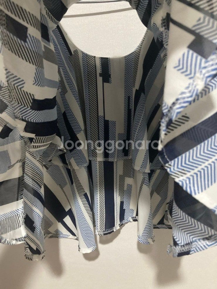 플레어 민소매 블라우스--3