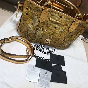 MCM 한정판 스터드장식 숄더백