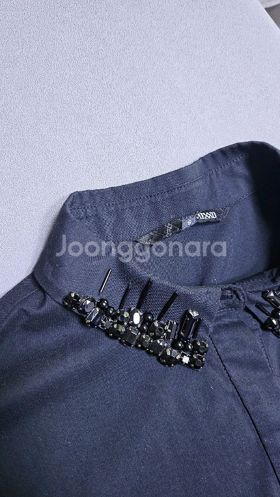 MIXXO 블랙 카라 데코 셔츠--2