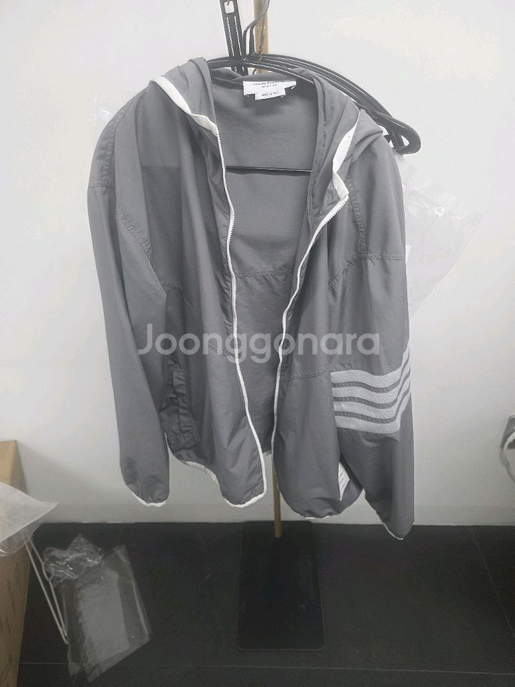 톰브라운 삼선 립스탑 바람막이 3사이즈--2