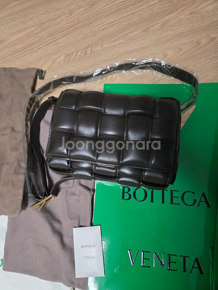보테가베네타 패딩 카세트백 새상품 팝니다.--0