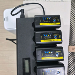 NP-F 배터리 4개 및 4구 충전기 세트