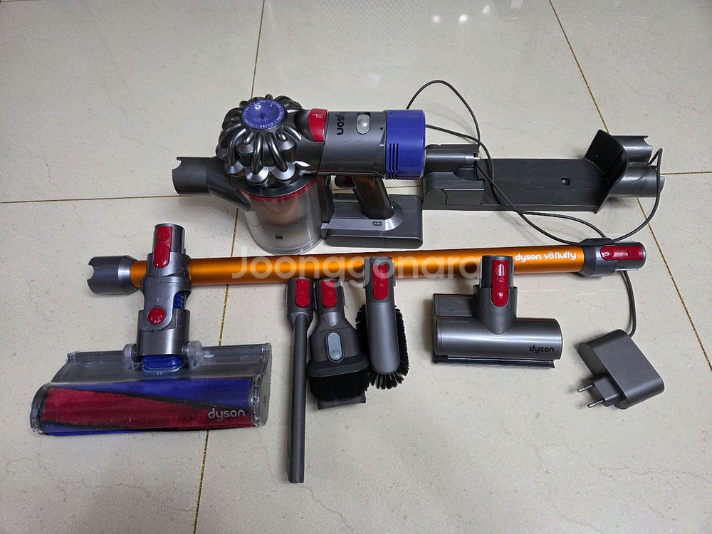 다이슨V8 무선 청소기 (새배터리) 판매 합니다.--0