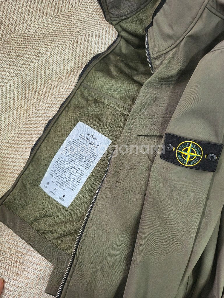 스톤아일랜드 라이트 소프트쉘 R 점퍼--1