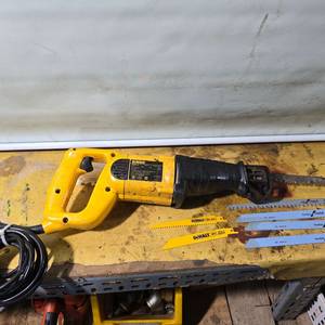 보쉬유선전기톱DW303KR700W 이미지