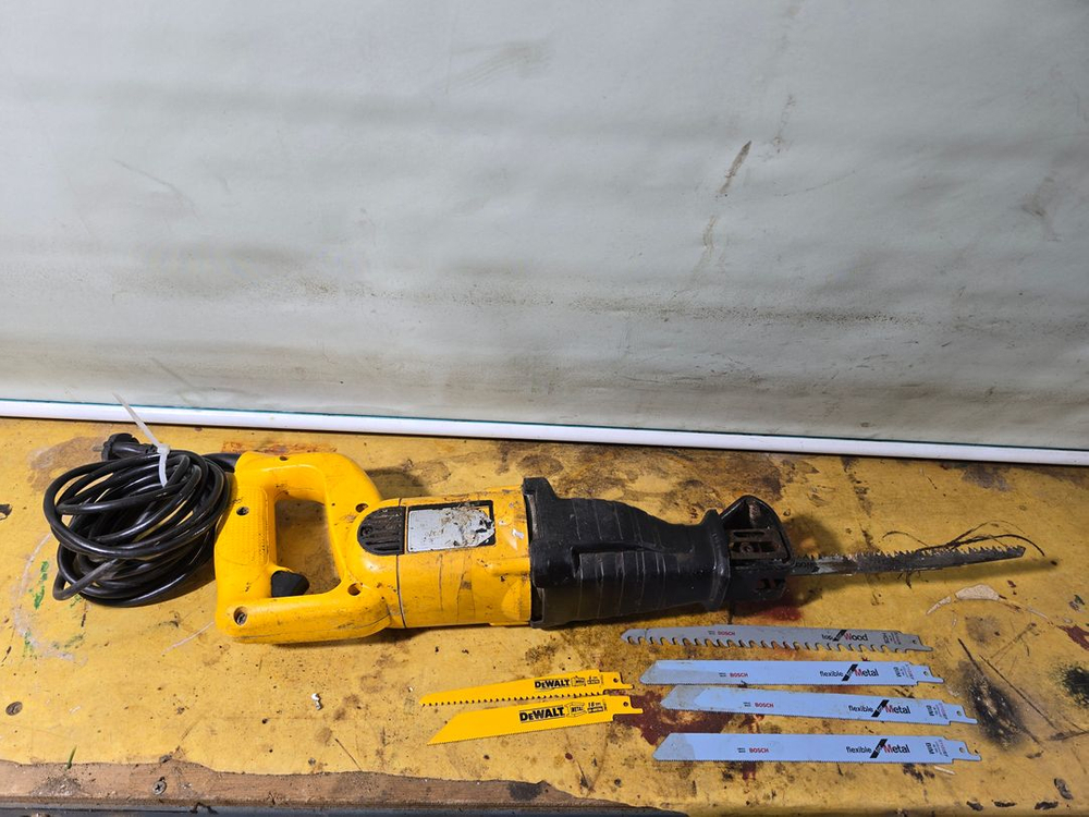 보쉬유선전기톱DW303KR700W 이미지