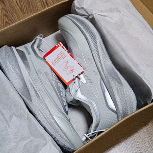 XTEP 2000km 실버컬러 41 255~260 사이