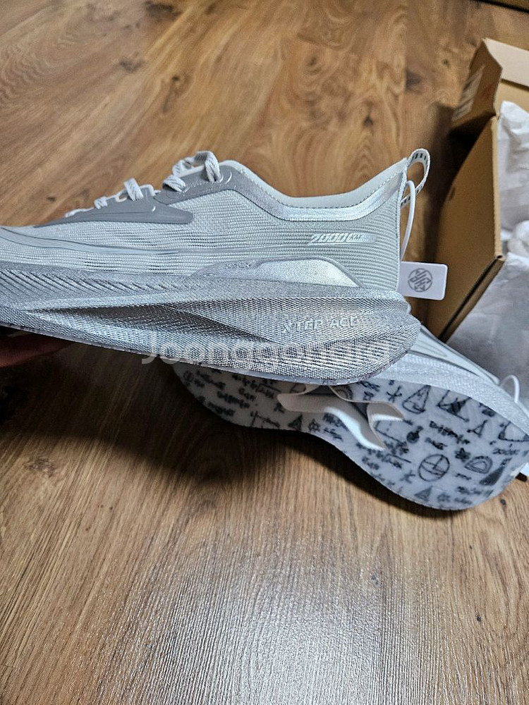 XTEP 2000km 실버컬러 41 255~260 사이--3