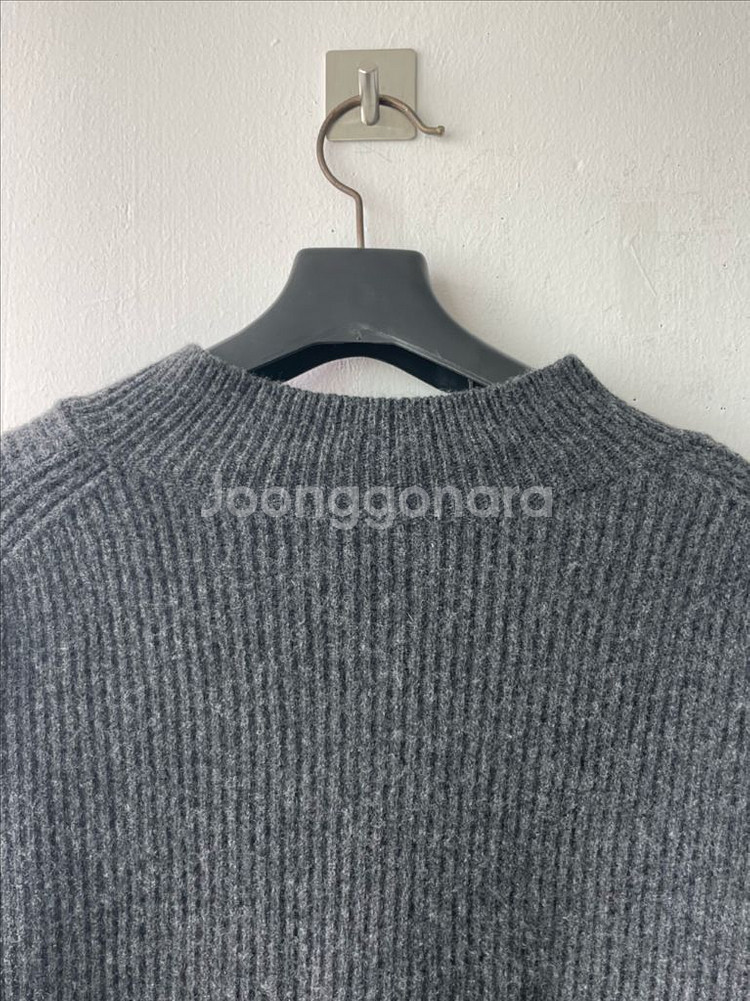 라벨 아카이브 메리노 파인울 브이넥 니트 차콜 (1)--7