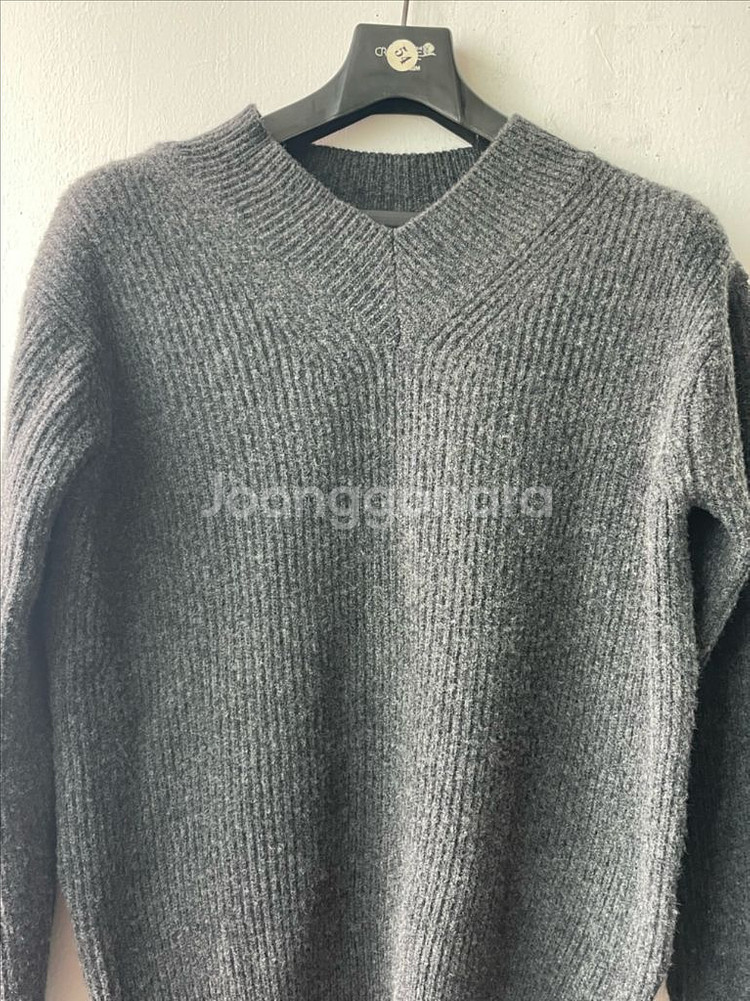 라벨 아카이브 메리노 파인울 브이넥 니트 차콜 (1)--4