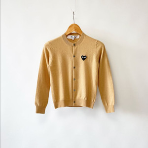 꼼데 가르송 플레이 블랙 하트 라운드 넥 가디건