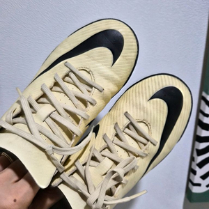 [무료배송]나이키 풋살화 키즈 225 사이즈