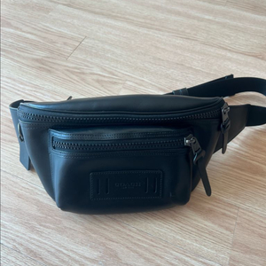 코치 레더 벨트백 슬링백 햅색