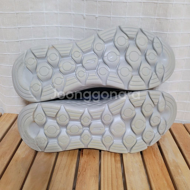 스케쳐스 고워크 하이퍼버스트 스니커즈 275--6