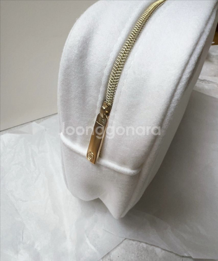 새상품 샤넬 뷰티 금장로고 벨벳 파우치 크림--2