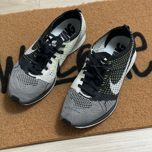 나이키 플라이니트 레이서 280