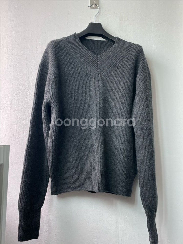 라벨 아카이브 메리노 파인울 브이넥 니트 차콜 (2)--0