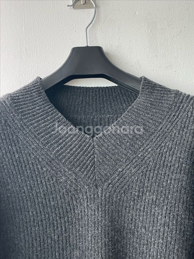 라벨 아카이브 메리노 파인울 브이넥 니트 차콜 (2)--2